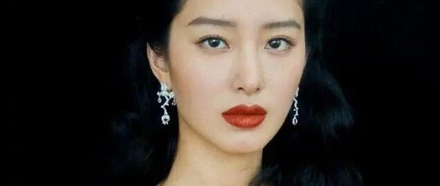 不愧都是“冯女郎”！杨采钰一身红裙生图绝佳，美艳媲美钟楚曦