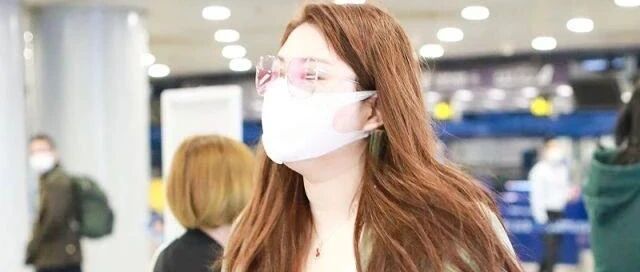 真瘦了！杨天真罕见走机场，切胃2月后肚腩凹陷，竟瘦出了小蛮腰