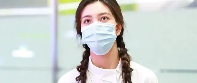 宋妍霏现身走机场，一身学院风眼影配双麻花辫，玩歪头杀心情好