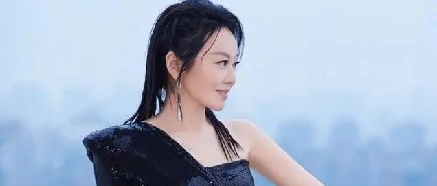 闫妮脏辫造型惊艳！风情万种身材玲珑有致，佟掌柜终于靠脸吃饭了