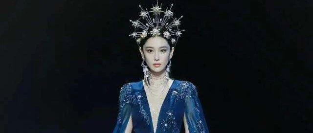 张馨予华丽变身金鸡主持，穿鱼尾裙优雅亮相