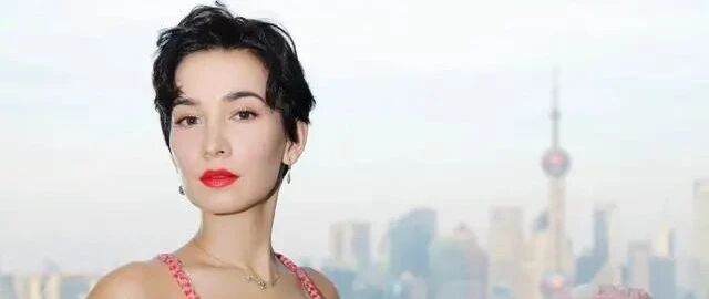 韩庚携妻参加活动，卢靖姗撞衫baby