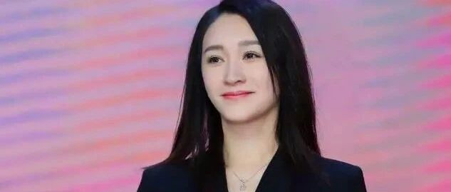 不敢相信李小冉44岁，生图下皮肤白皙似少女，丝毫不见皱纹老态