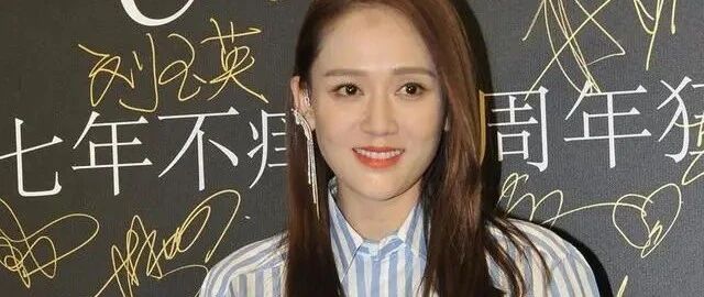 陈乔恩终于"穿对"一次，条纹衬衫配高腰裤，腿长堪比超模