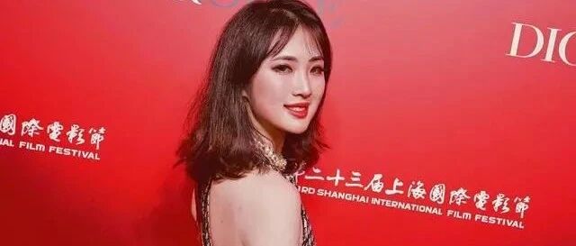 孟晚舟小妹真时髦，穿露背裙参加活动，脖子上珍珠项链太抢眼