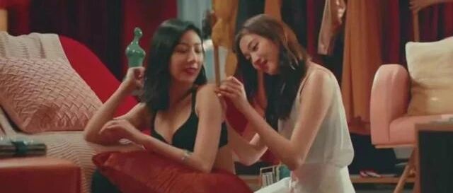 关晓彤下决心塑身了？请三个私教健身，穿露背装172电线腿撩人