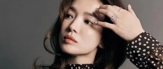 宋慧乔开年新造型曝光，穿白裙戴皇冠变公主，单眼皮眼妆变化太大