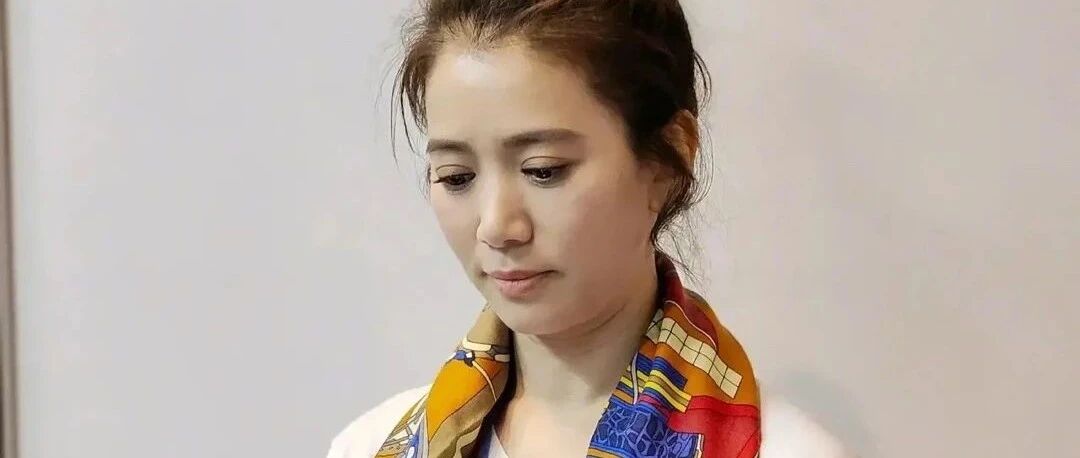 袁咏仪穿搭都透出爱情味道，舒适自然又日常，丝毫不觉是奢华大牌