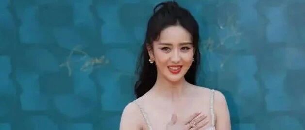 佟丽娅主持出圈了！穿蛋糕裙主持海南电影节，换新发型比嘉宾抢镜