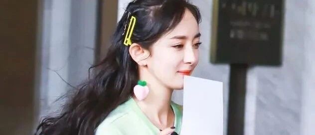 杨幂成人间水蜜桃，花样耳饰戴出青春少女力，太适合炎炎夏日啦