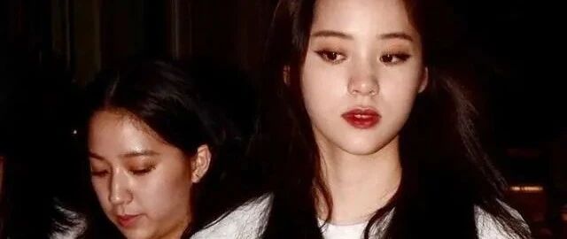 欧阳娜娜和妹妹现身酒店，妹妹长脸变圆脸变化大，姐姐浓妆更明艳