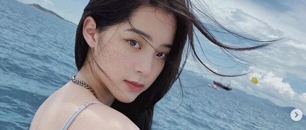 真的长大了！20岁欧阳娜娜首秀性感，穿泳衣海边度假曲线成熟