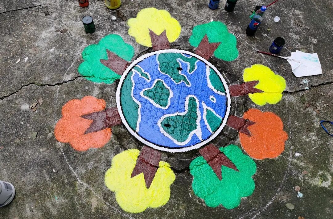 传递精神文明新风尚学生会宣传部的陈韵婷和余思程在一个方形井盖上