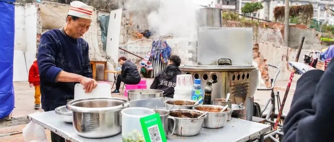 那些游走在街头的小推车，也有柳州最地道的美味