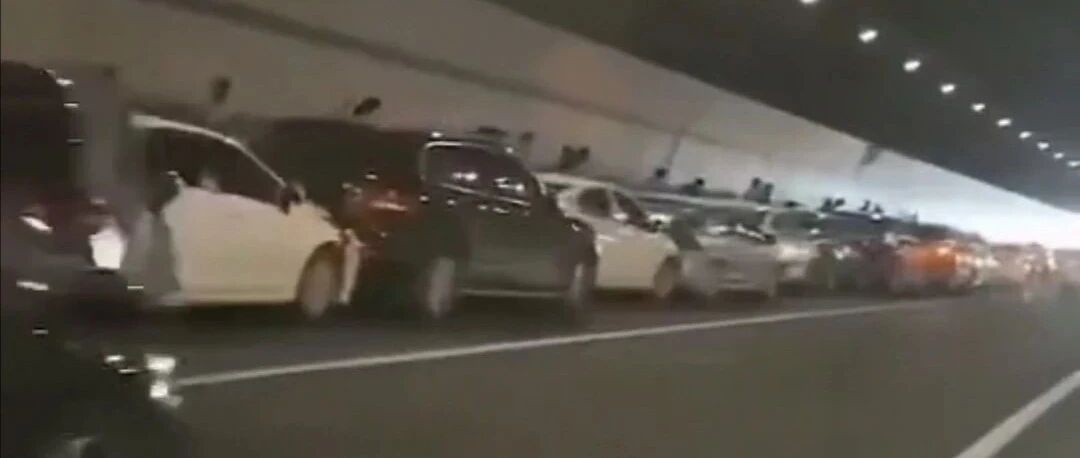 柳州一隧道内，20多辆车连环追尾？交警部门回应了！