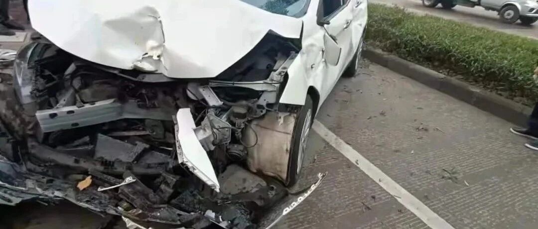 事发柳州！一小车被货车刮带后错踩油门，车头都被撞烂！