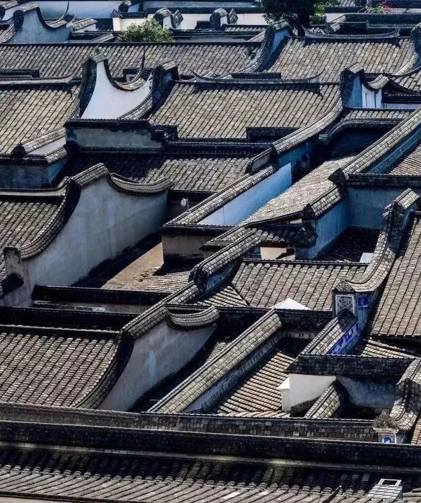 马鞍墙流行于闽北,是风火山墙的一种.