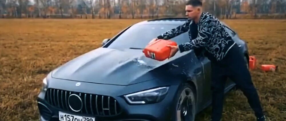 奔驰AMG车主送修多次维权失败，最后决定把它烧了