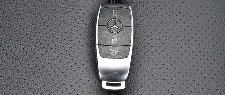 奔驰GLC新款钥匙隐藏功能，更换电池图解