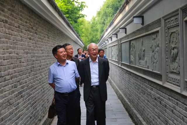 [转载]诗意的红烛——安徽教师散文百家》（第四辑）首发式暨座谈会在合肥举行