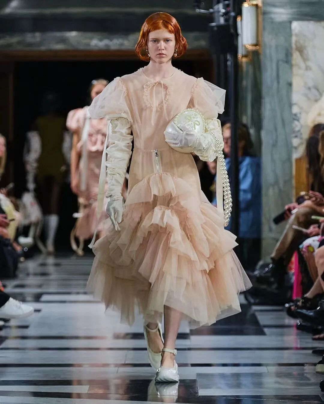 2023春夏女装极致的浪漫主义:柔美蕾丝,轻盈薄纱,灵动飘带_中国服装