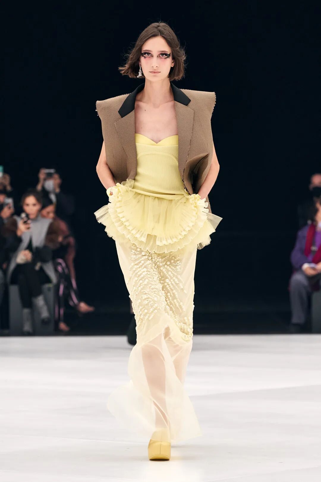 2022春夏流行色分析——浅淡粉蜡(图24)