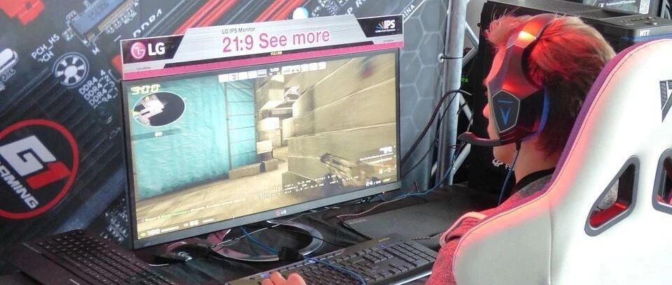 别再觉得玩电竞是不务正业了！一边打游戏一边赚钱的时候到了！