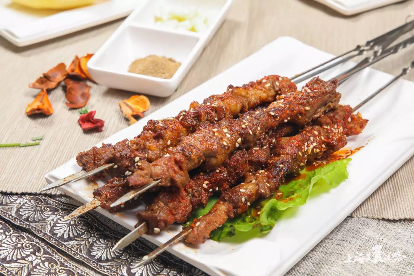 经过卤制后的兰州牛肉,经过香菜,葱,蒜调料等,纹路清晰肉质劲道,又大