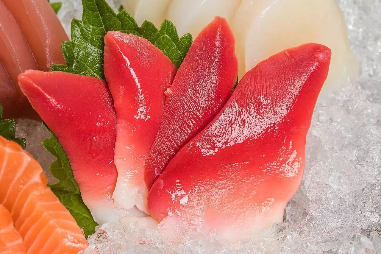 至尊豪华刺身拼盘包含了牡丹虾,鳌虾,贝柱,三文鱼,象拔蚌.