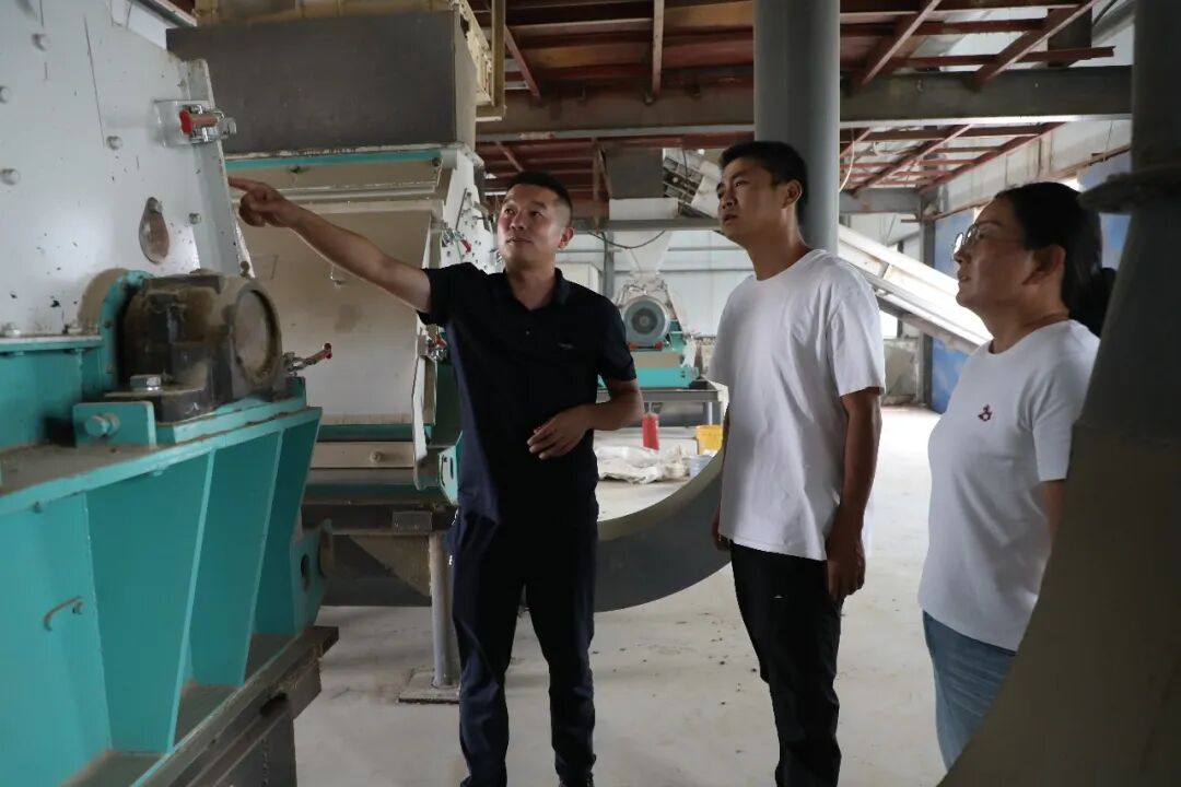 4_在辣椒初加工基地，岳猛正逐台查看设备安全使用情况。郑亮摄.JPG