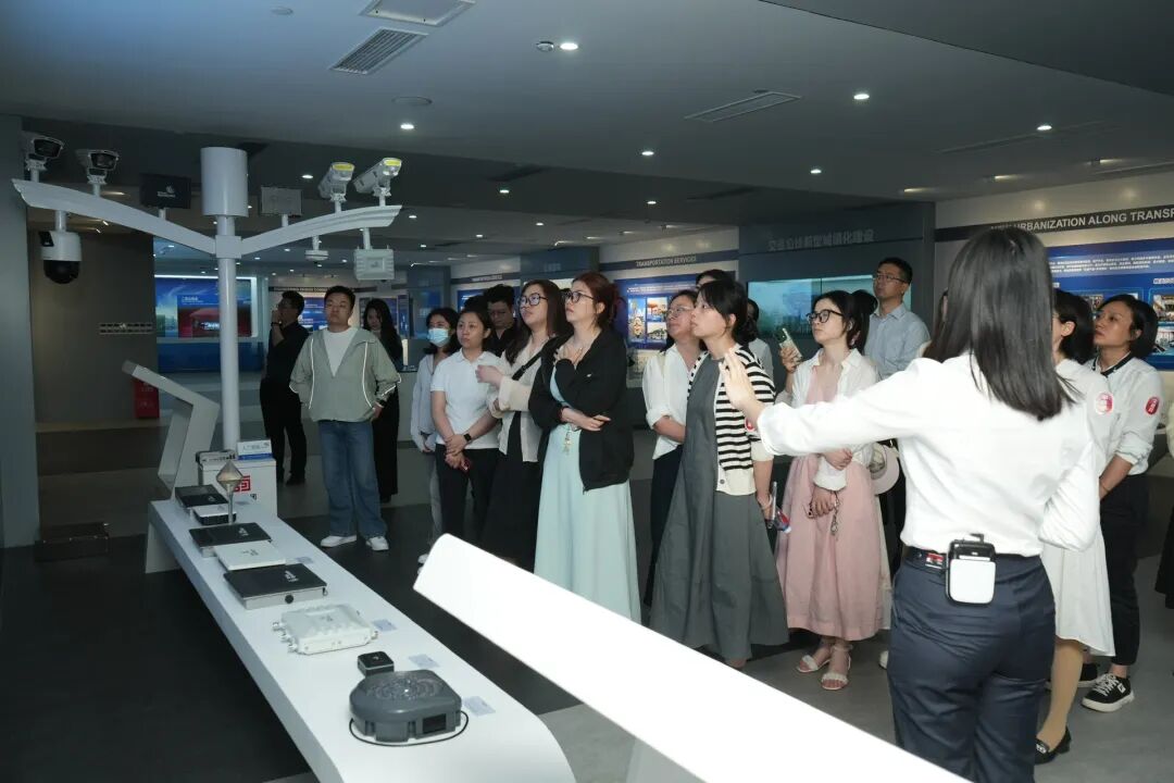 与会嘉宾首先参观了蜀道集团文化展厅
