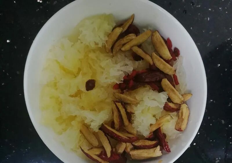 这样煮梨汤，止咳清肺火，不咳不喘一秋天！