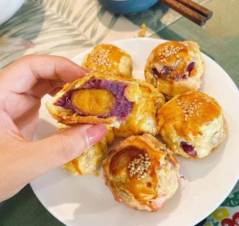 烘焙 // 懒人版蛋黄酥居然这么好做！比轩妈还好吃！一口气吃了3个！