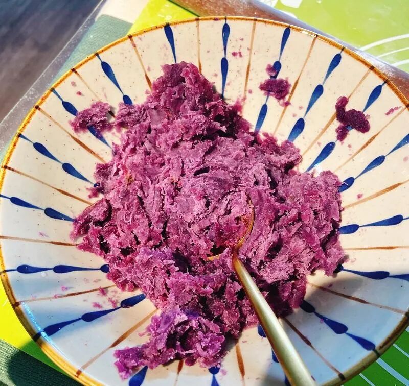 烘焙 // 懒人版蛋黄酥居然这么好做！比轩妈还好吃！一口气吃了3个！