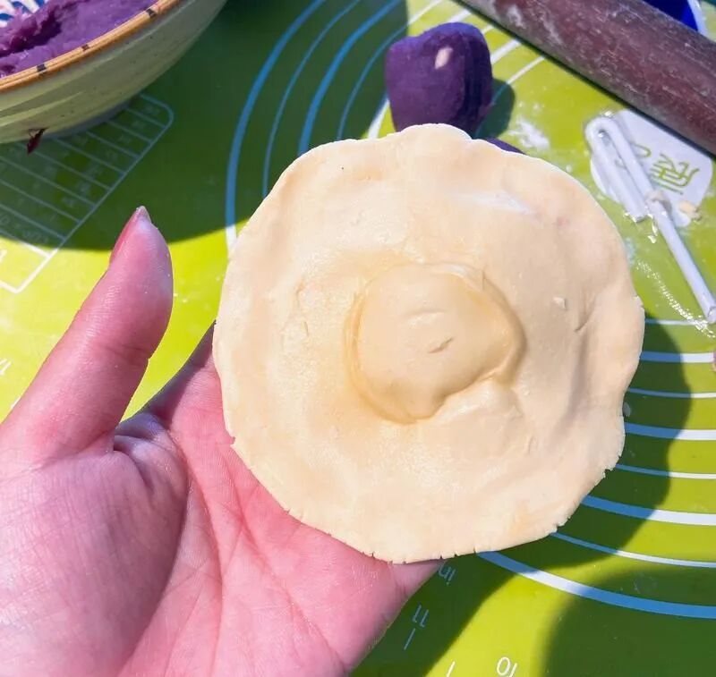 烘焙 // 懒人版蛋黄酥居然这么好做！比轩妈还好吃！一口气吃了3个！