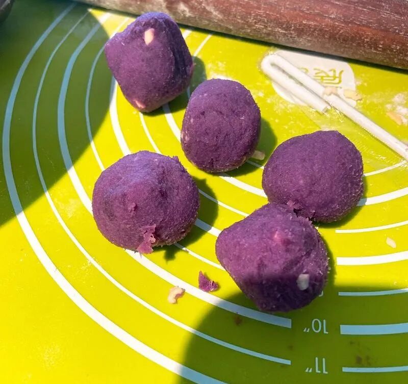 烘焙 // 懒人版蛋黄酥居然这么好做！比轩妈还好吃！一口气吃了3个！