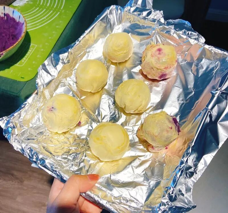 烘焙 // 懒人版蛋黄酥居然这么好做！比轩妈还好吃！一口气吃了3个！