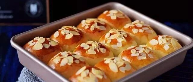 烘焙绵软拉丝杏仁小面包 | 这样的早餐下午茶也太好吃了！