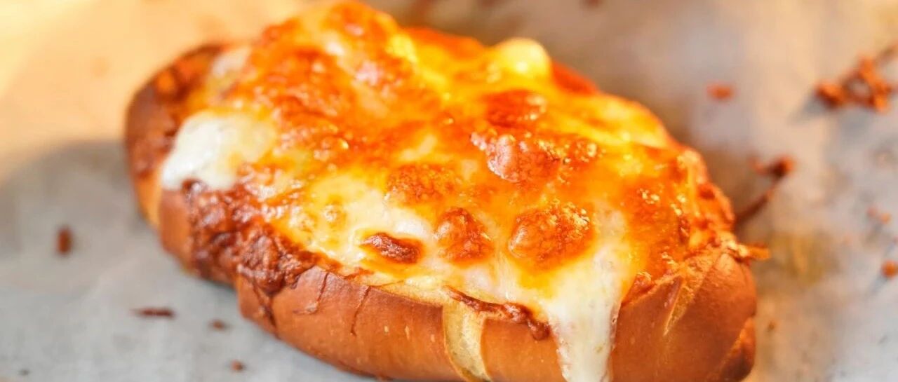 来一份芝香浓郁的芝士焗虾面包船吧！