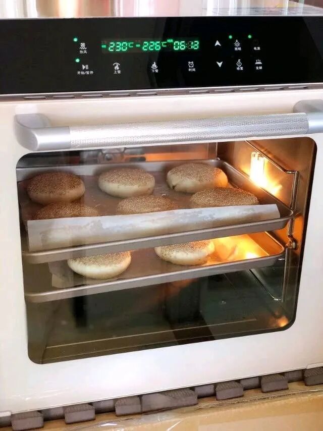 烘焙 // 五香芝麻烧饼，色泽金黄，外酥里软，咬一口酥掉渣