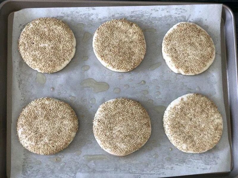 烘焙 // 五香芝麻烧饼，色泽金黄，外酥里软，咬一口酥掉渣