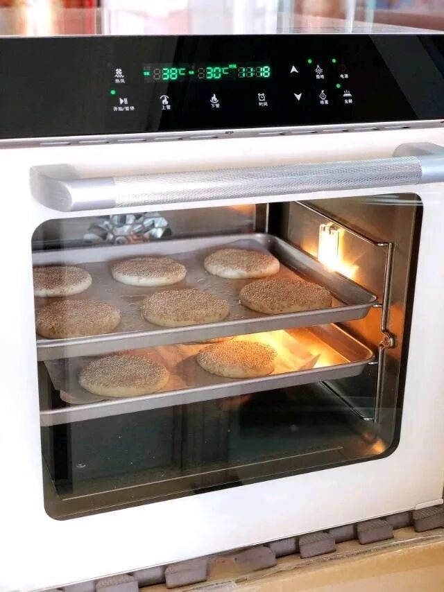 烘焙 // 五香芝麻烧饼，色泽金黄，外酥里软，咬一口酥掉渣