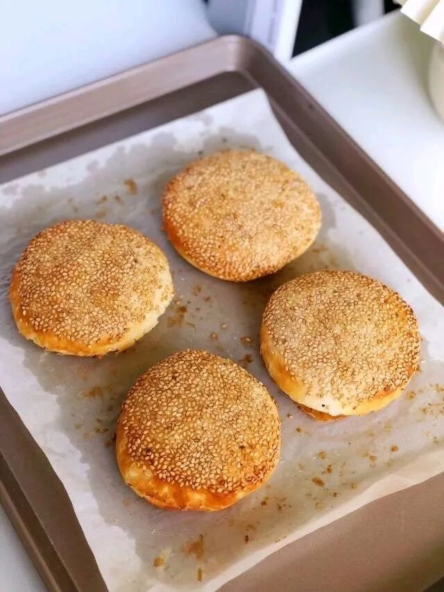 烘焙 // 五香芝麻烧饼，色泽金黄，外酥里软，咬一口酥掉渣