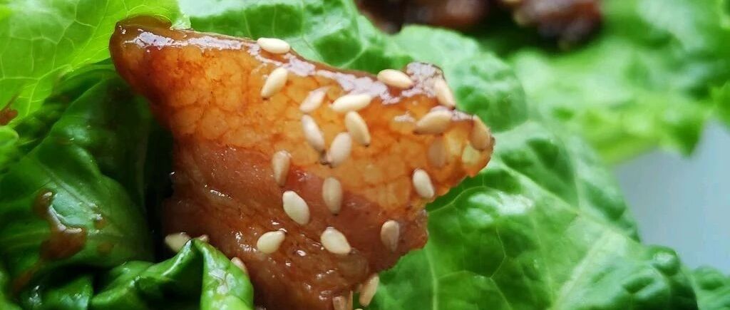 营养美味的烤五花肉生菜包，在家就可以吃上烤肉~