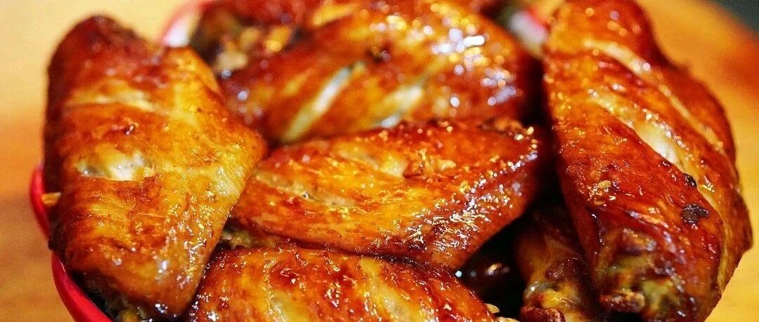 看着就让人食欲大增的蒜香烤鸡翅