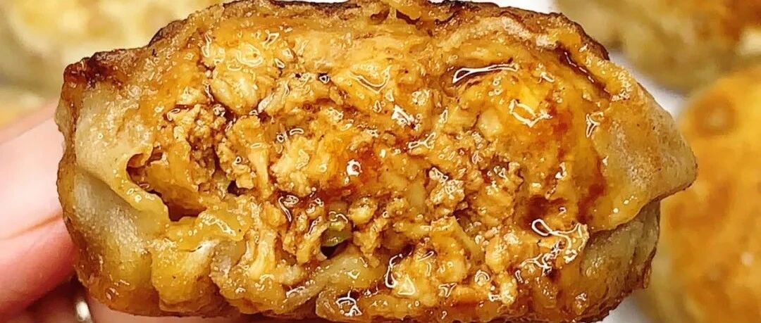 好吃不胖！一口酥脆还爆汁的鸡胸肉小馅饼
