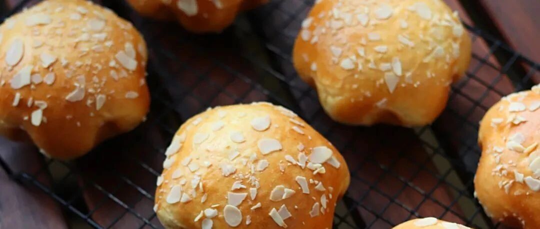 杏仁豆沙花朵面包，胖乎乎的很是可爱