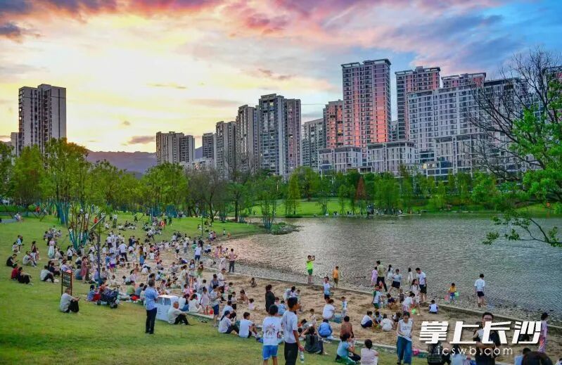 周围数万名住户在休闲时间，又多了个好去处。长沙晚报通讯员 彭红霞 摄