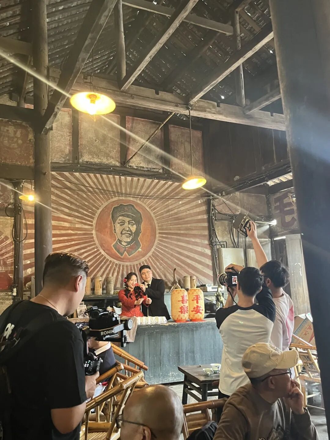 众多的摄影爱好者和茶客不远万里来到彭镇,只为捕抓住在彭镇残存的老