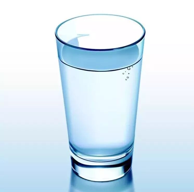 的汗液排出体外,饮水过多会使血液的渗透压降低,破坏体内水盐代谢平衡